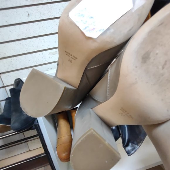 Taupe booties with chunky heels size 36 (US Equiv. 5.5) - Picture 5 of 6